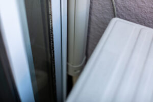窓のゴムパッキンにカビができたときの対処法とは？