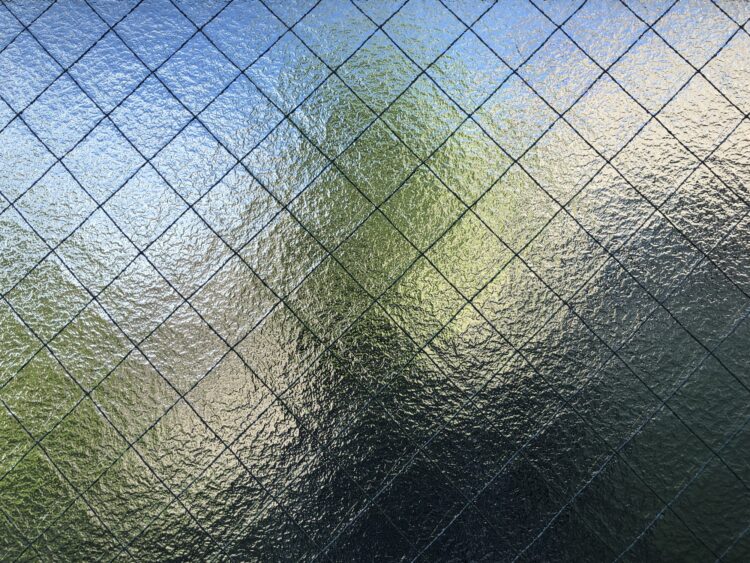 網入りガラスは台風に強い？有効な窓ガラスの台風対策を紹介！