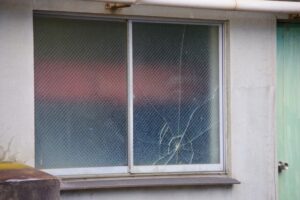窓ガラスの補強方法について解説！ガラスが割れたときの対処法も紹介