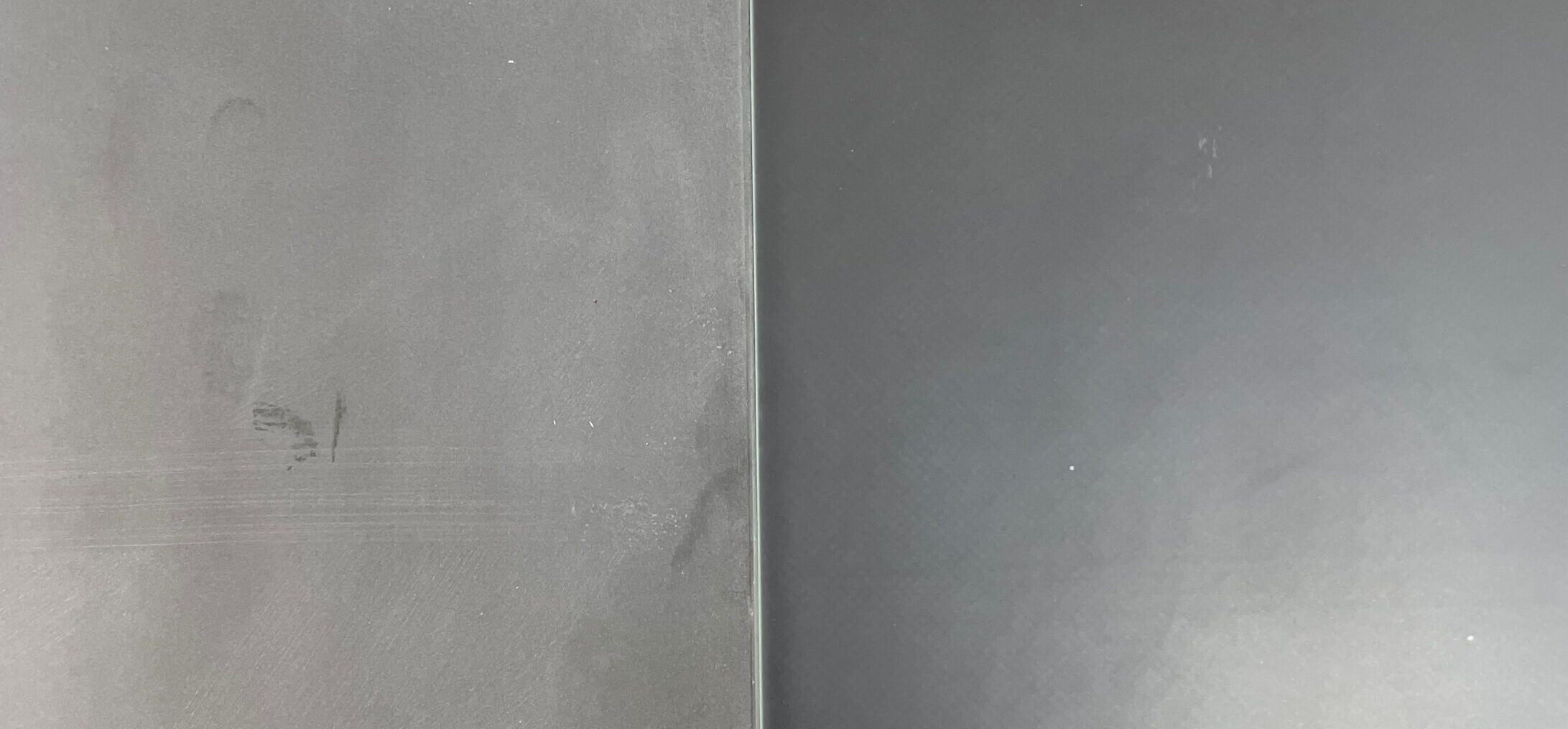 フロストガラスのサンドブラスト加工とサテンプリヴィ加工の比較画像