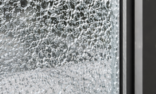 自爆した強化ガラス