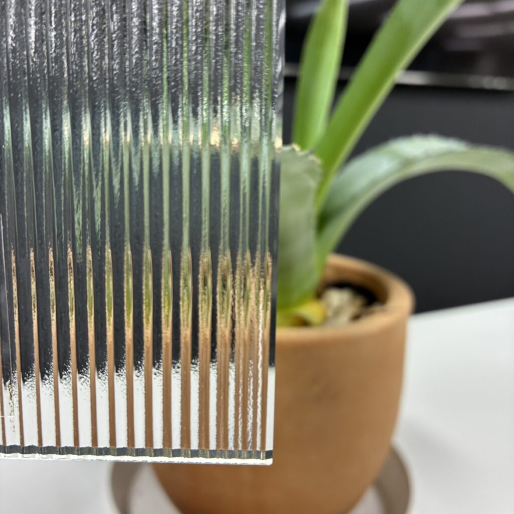 パターンガラス(PatternB)ガラス越しの植木鉢の映り方