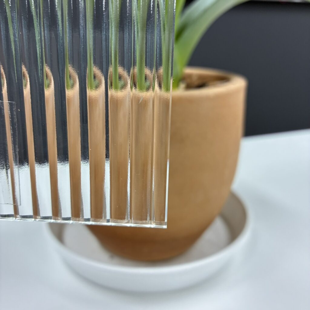 パターンガラス(Round Reeded)ガラス越しの植木鉢の映り方
