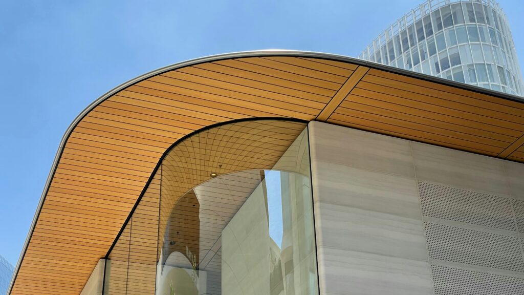 曲線を描いた曲げガラス。個性的な設計デザインをお求めの方へ