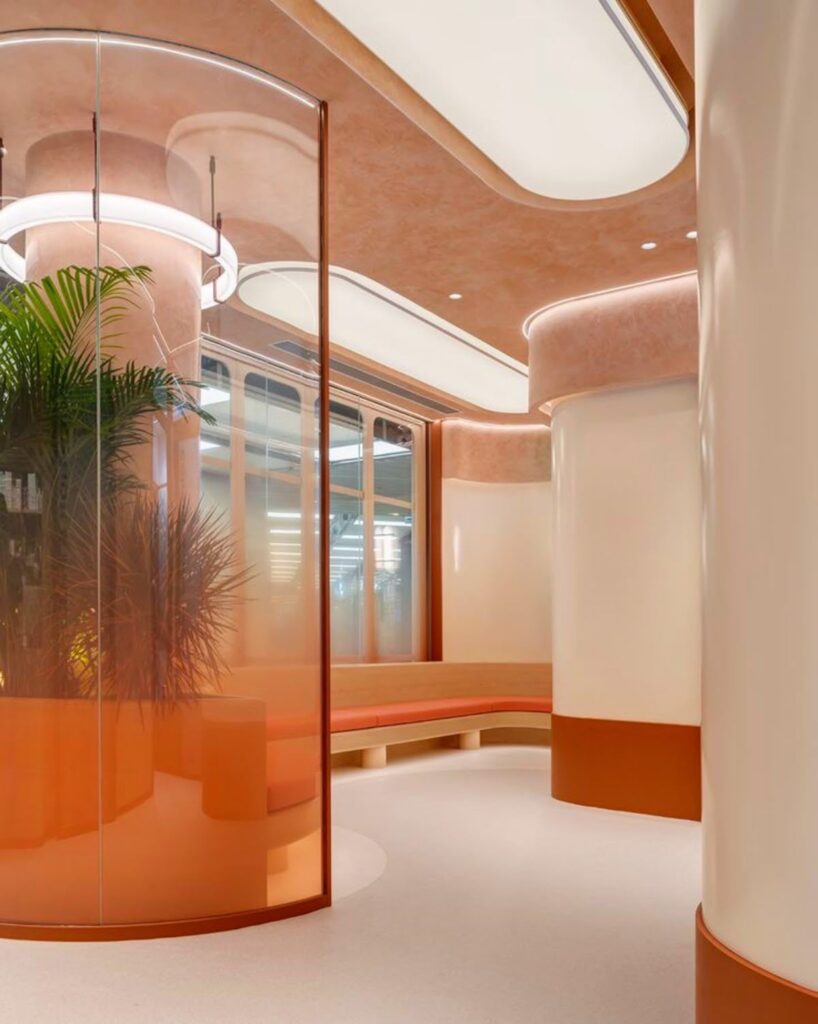 グラデーションがあるファブリックを挟んだ曲げ合わせガラス。技術力の高いDDGの曲げガラス。