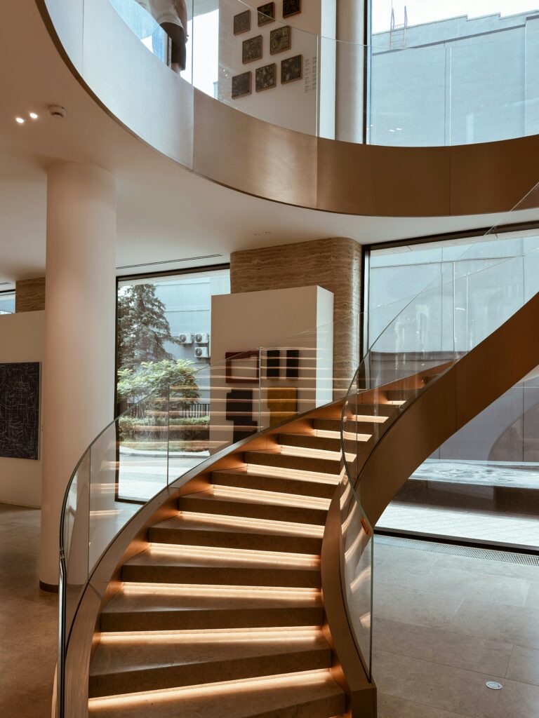 曲げガラスの階段手摺。螺旋階段の手すり用等でデザイン性を高めるガラス。