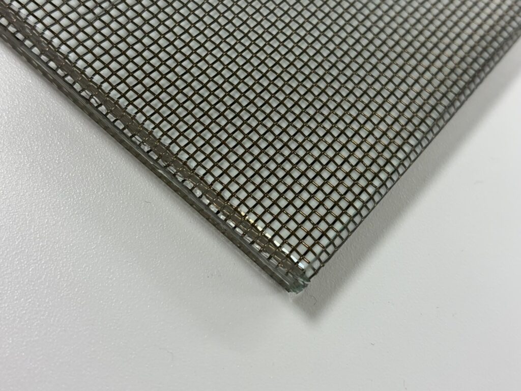 ブロンズメッシュを挟んだクリアガラス