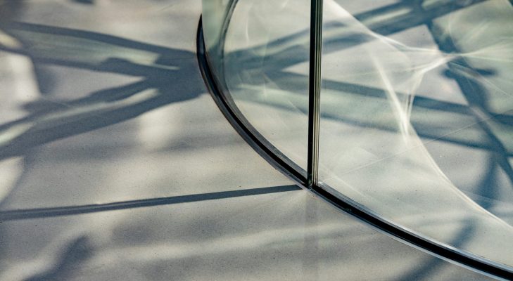 曲げガラスの写真。カーブをつけたデザイン性のある空間づくりへ