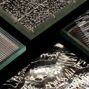 ガラスに模様が入った型板ガラス。デザイン性を求める設計におすすめ。